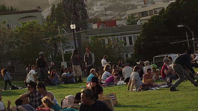 人们在美国旧金山的多洛雷斯公园享受阳光灿烂的一天视频素材