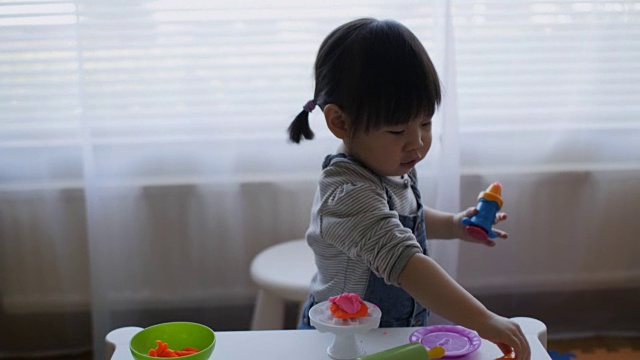 小女孩在家玩食物玩具视频素材