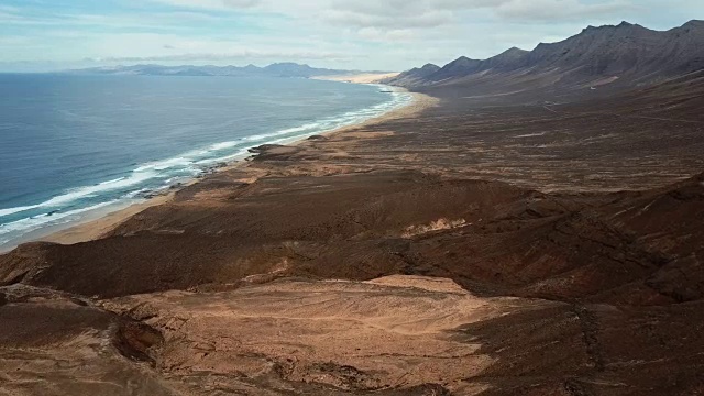 沙漠海滩Playa de Barlovento的鸟瞰图，Jandia半岛上的富埃特文图拉，加那利群岛，西班牙视频素材