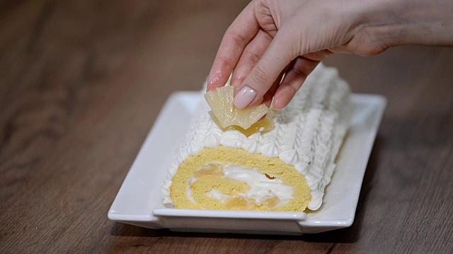 用菠萝甜蛋糕卷装饰视频素材