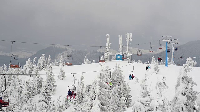 人们在滑雪缆车上，加速视频素材