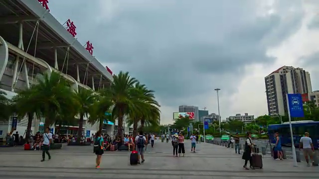 珠海雨天城市火车站广场步行全景4k时间流逝中国视频素材