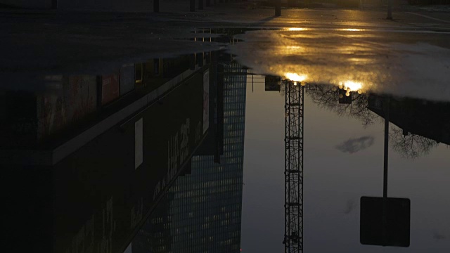 雨水坑，车头灯，法兰克福的摩天大楼视频素材