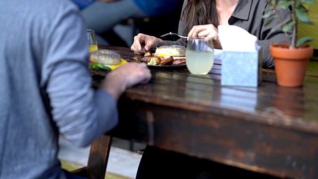 一对幸福的情侣在餐厅吃午餐，谈笑风生视频素材