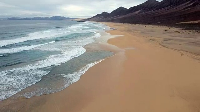 飞越西班牙加那利群岛富埃特文图拉Jandia半岛的巴洛文托沙漠海滩视频素材