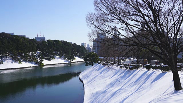 2018年1月23日，日本东京千代田区迎来冬季暴风雪。内堀河畔的雪城护城河。汽车沿着帝国护城河行驶在宇次堀道上。视频下载