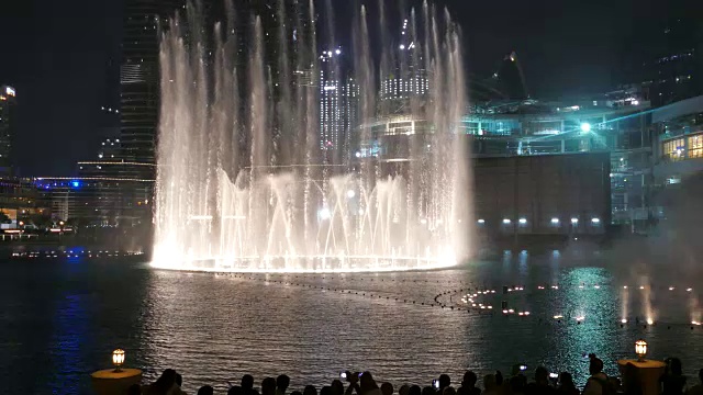 迪拜市中心哈利法塔和迪拜购物中心附近的跳舞喷泉视频下载