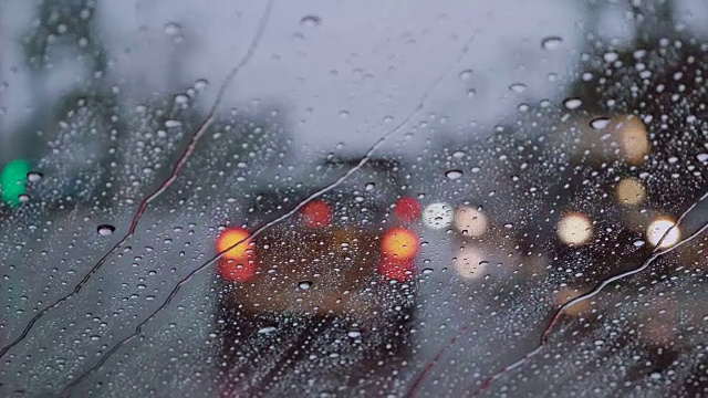 堵车时车的后视镜在下雨视频下载