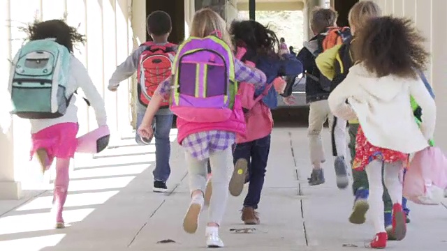 小学生们朝学校跑去视频素材