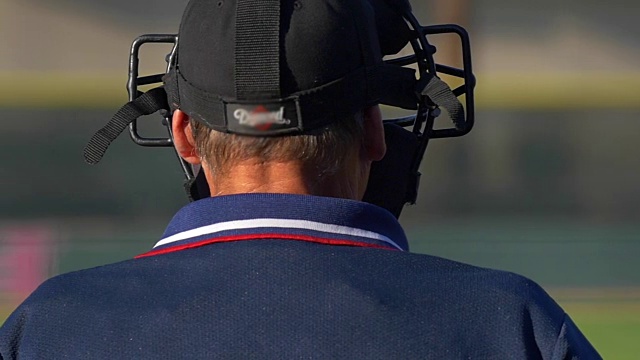 棒球比赛中戴着安全面罩的裁判——慢动作视频下载