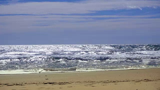 慢动作海浪打破在一个沙滩在科斯塔多拉，西班牙视频素材