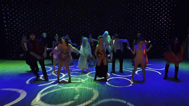 人们涂着疯狂的油彩在五彩缤纷的舞台上跳舞视频下载