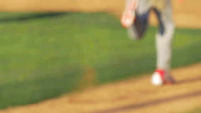 棒球比赛中，击球手跑到一垒。——慢动作视频下载
