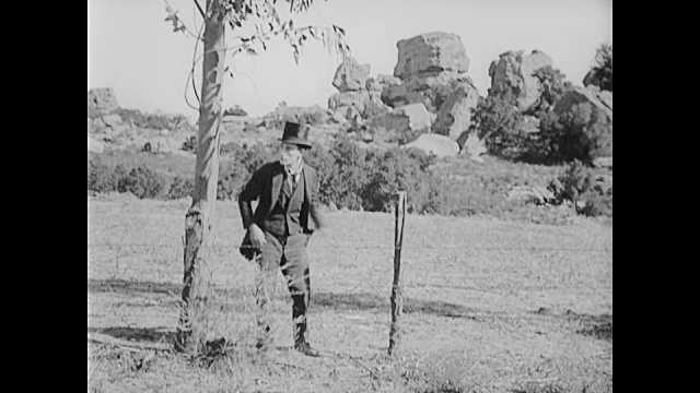 1922年，美国印第安军队包围了戴着大礼帽和燕尾服的人(巴斯特·基顿饰)视频下载