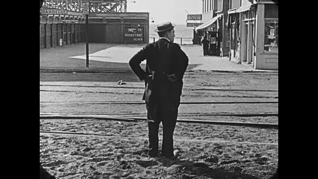 1921年，男人(巴斯特·基顿)从火车上掉下来视频素材