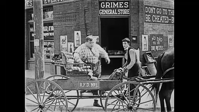 1919年，两个男人(巴斯特·基顿和胖子·阿布克尔)在一家杂货店前打架视频素材