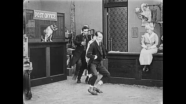 1919年，一个男人在乡村商店里跳着愚蠢的舞蹈视频下载