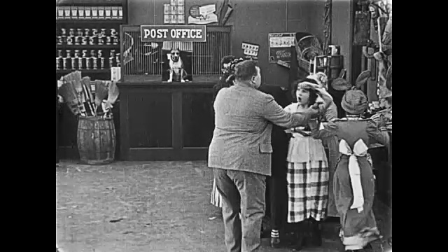 1919年，两名男子(巴斯特·基顿和胖子·阿布克尔)在百货公司内跳广场舞视频素材
