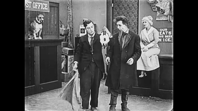 1919年，人(巴斯特基顿)在乡村商店表演魔术视频素材