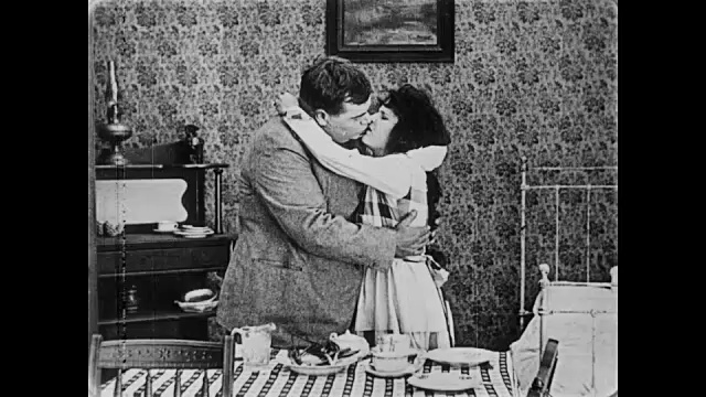1919有口臭的男人(胖子阿布克尔)亲吻漂亮女人(莫莉·马龙)视频下载
