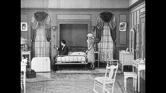 1922年，富有的年轻女子(弗吉尼亚·福克斯)回到了通电的卧室视频下载