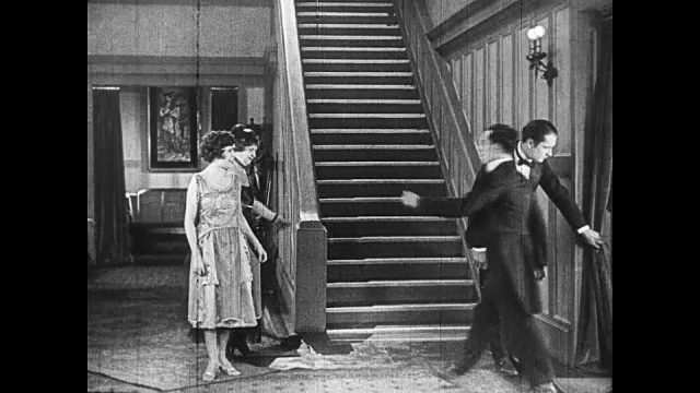 1922年，男人(巴斯特·基顿)挽着富婆的胳膊视频下载