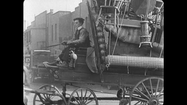 1922年，货车司机(巴斯特·基顿)不小心撞倒了交警视频下载