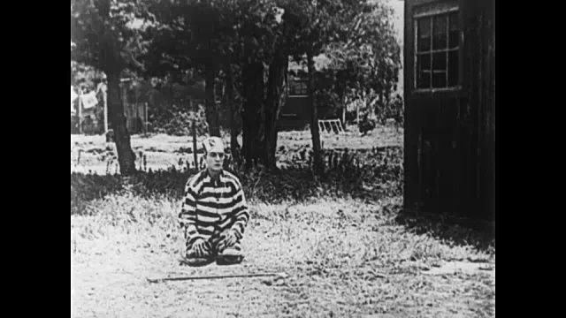 1920年逃犯和不省人事的人换衣服(巴斯特·基顿)视频素材