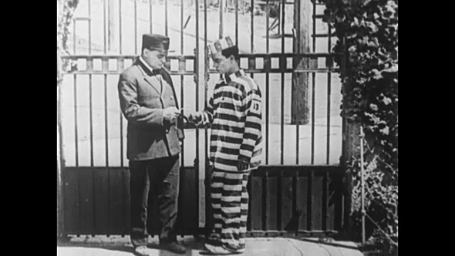 1920年，逃犯(巴斯特·基顿)发现自己在监狱里视频素材