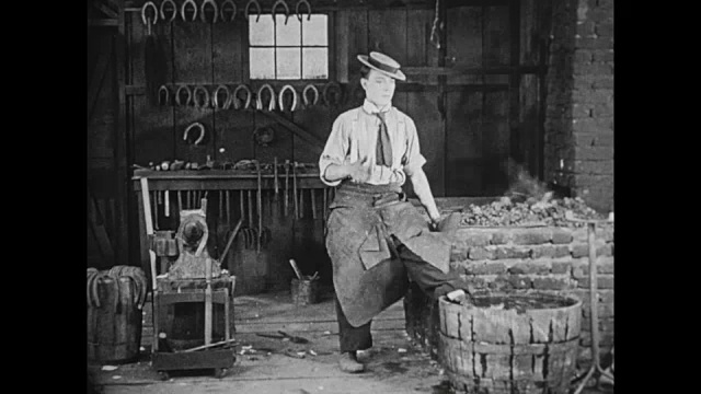 1922年，男人(巴斯特·基顿)在铁匠店里做马蹄铁视频下载