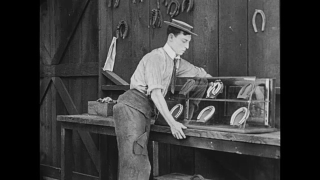 1922年，男人(巴斯特·基顿)给马提供昂贵的马蹄铁视频下载