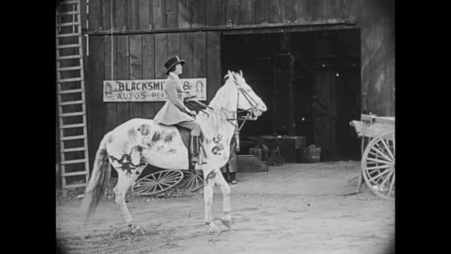 1922年，女骑士(弗吉尼亚·福克斯)拒绝铁匠(巴斯特·基顿)视频下载