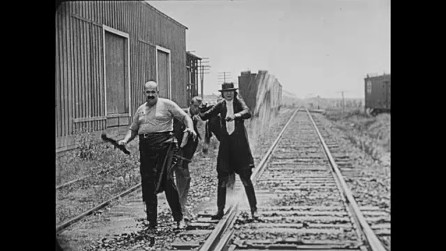 1922年，一对夫妇(巴斯特·基顿和维吉尼亚·福克斯)乘火车逃脱追捕视频素材
