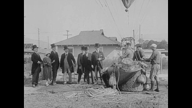 1923年，人(巴斯特·基顿饰)跑向准备发射的热气球视频下载