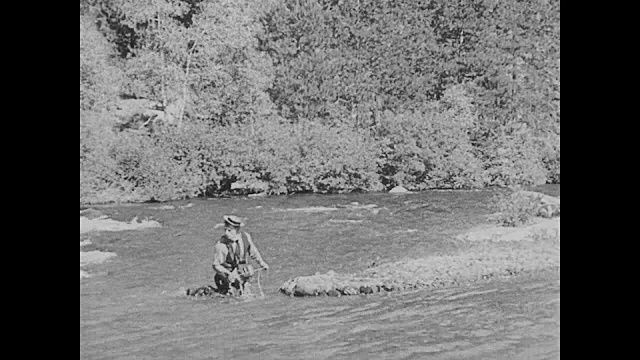 1923年，人(巴斯特·基顿)在河里没有杆子钓鱼视频素材