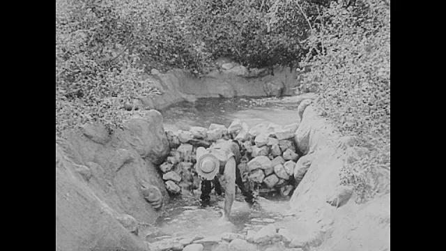 1923年，男人(巴斯特·基顿)沿着该死的河流冲下去视频素材