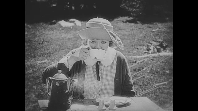 1923年，一名妇女(菲利斯·哈弗)因喝太热的咖啡而烫伤了舌头视频下载