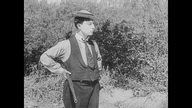 1923年男人(巴斯特·基顿)离开一个女人(菲利斯·哈弗)视频素材