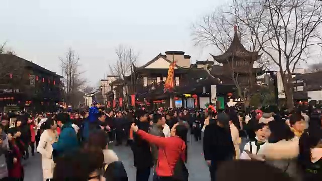 时光流逝:春节拥挤的人群在南京孔庙散步视频素材
