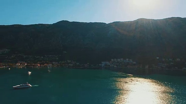 旧共和国武士,黑山。无人机拍摄海边和山上的老城视频素材