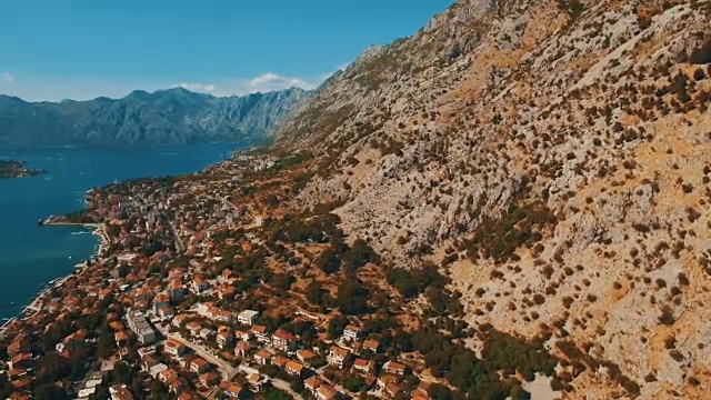 旧共和国武士,黑山。无人机拍摄海边和山上的老城视频素材
