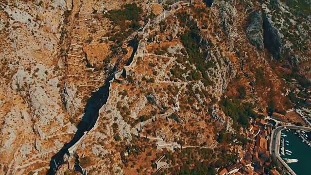 旧共和国武士,黑山。无人机拍摄海边和山上的老城视频下载