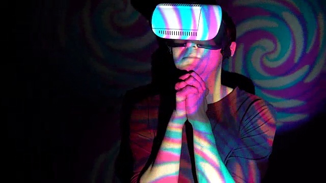 在户外戴着虚拟现实头盔思考和祈祷的男人视频下载