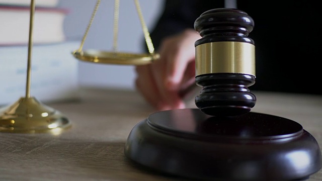 律师业务工作与撕破法律书在法庭桌上的木槌。正义与法律观念视频下载