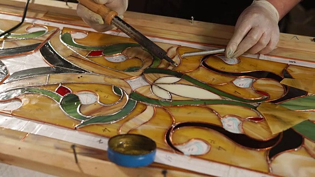 彩绘玻璃母材是用锡钎焊彩绘玻璃的铜底座视频下载