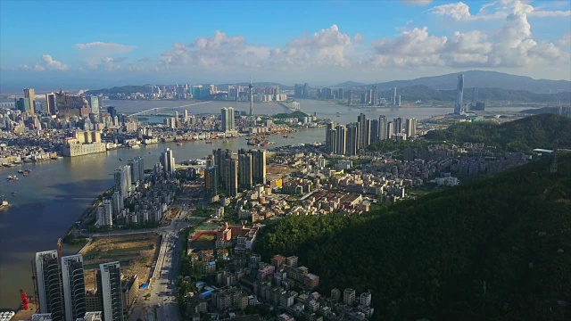 阳光明媚的一天，珠海城市景观，澳门城市湾航拍全景4k中国视频素材