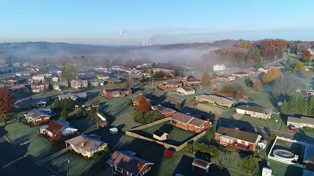 清晨空中拍摄典型的宾夕法尼亚社区视频素材