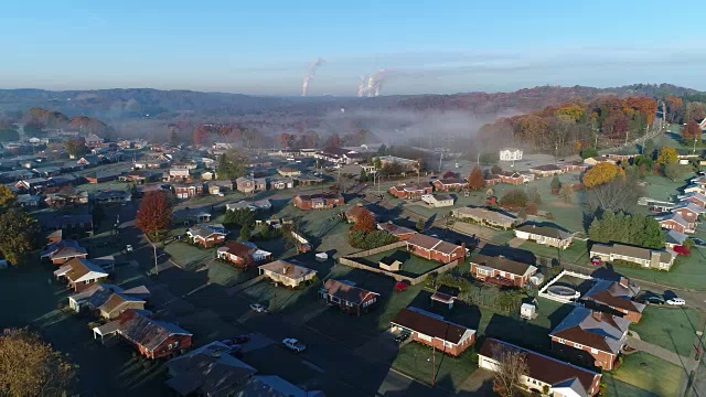 霜冻清晨空中拍摄典型的宾夕法尼亚社区视频素材