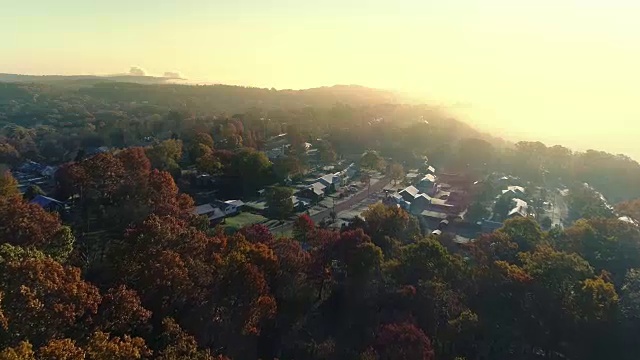 向前早晨空中建立拍摄典型的宾夕法尼亚社区视频素材