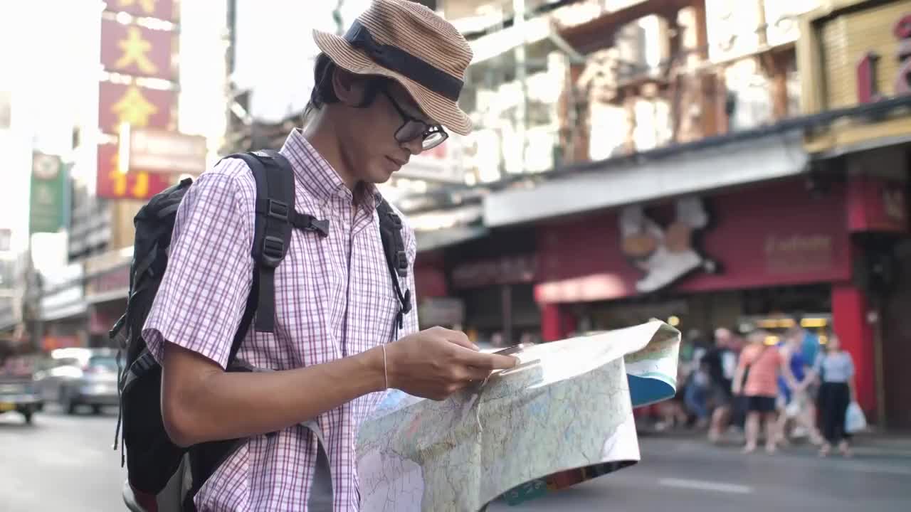 年轻游客探索城市地图，而旅行视频素材